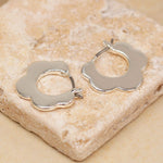 Clustdlysau Cylch Blodau Retro - Arian | Retro Flower Earrings - Silver Plated