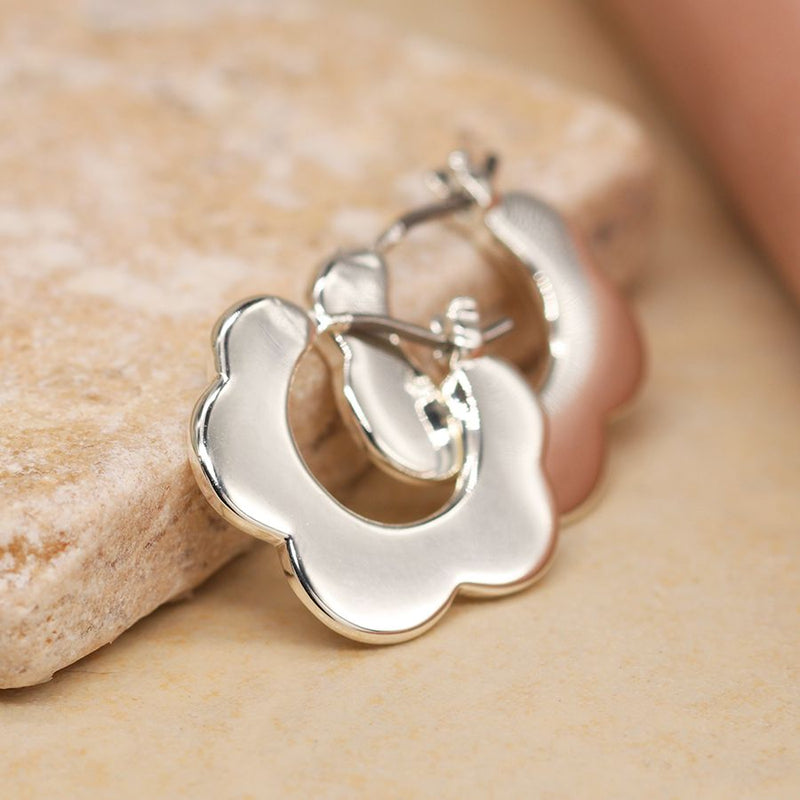 Clustdlysau Cylch Blodau Retro - Arian | Retro Flower Earrings - Silver Plated