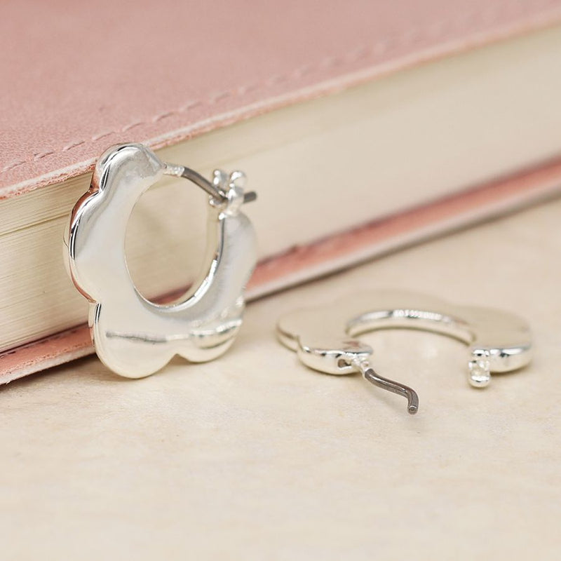 Clustdlysau Cylch Blodau Retro - Arian | Retro Flower Earrings - Silver Plated