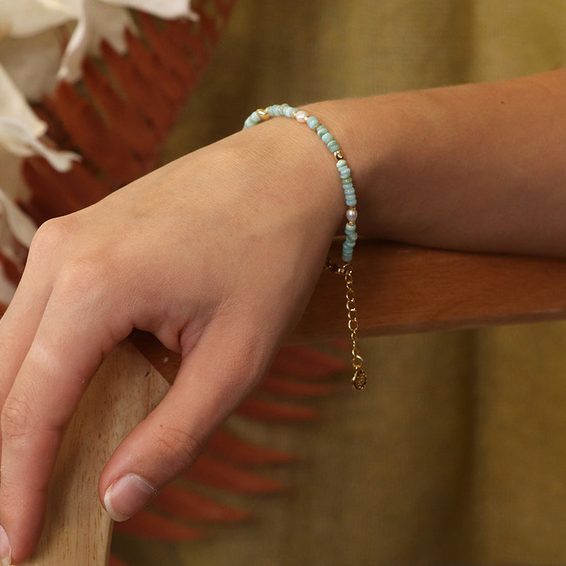 Breichled Gleiniau Hadau - Perlog a Gwyrddlas  | Seed Bead & Pearl Bracelet - Aqua
