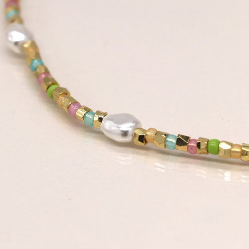 Cadwen Perlog - Lliw aur a phastel  | Necklace with Pearls - Gold Coloured and Pastel