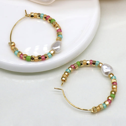 Clustdlysau Perlog - Lliw Aur a Phastel | Earrings with Pearls - Gold Coloured and Pastel