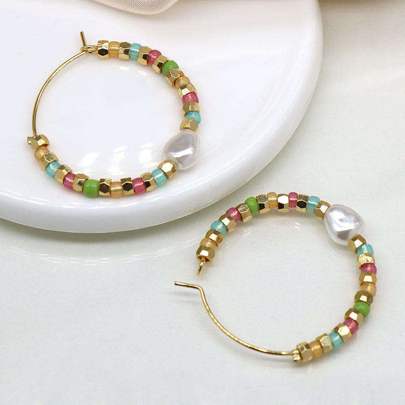 Clustdlysau Perlog - Lliw Aur a Phastel | Earrings with Pearls - Gold Coloured and Pastel