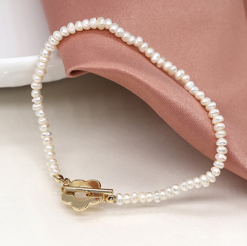 Breichled Perlau | Ivory Freshwater Pearl and Golden Flower Clasp Bracelet