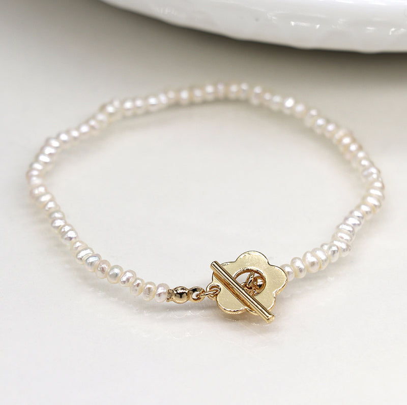 Breichled Perlau | Ivory Freshwater Pearl and Golden Flower Clasp Bracelet