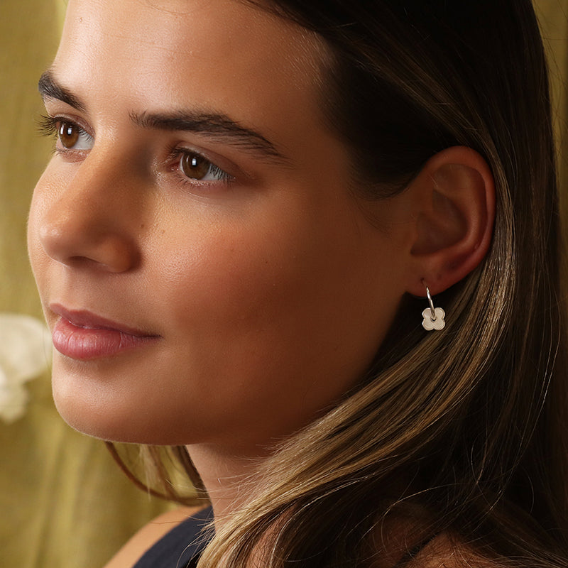 Clustdlysau Blodyn - Arian | C-Hoop Quatrefoil Earrings - Silver Plated