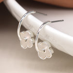 Clustdlysau Blodyn - Arian | C-Hoop Quatrefoil Earrings - Silver Plated