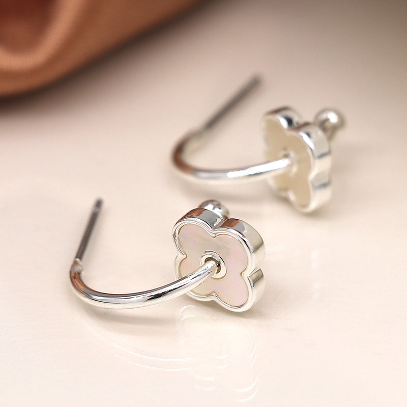 Clustdlysau Blodyn - Arian | C-Hoop Quatrefoil Earrings - Silver Plated