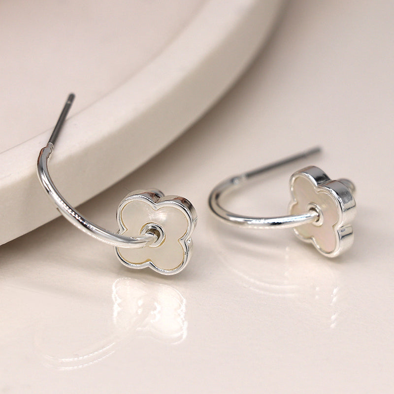 Clustdlysau Blodyn - Arian | C-Hoop Quatrefoil Earrings - Silver Plated