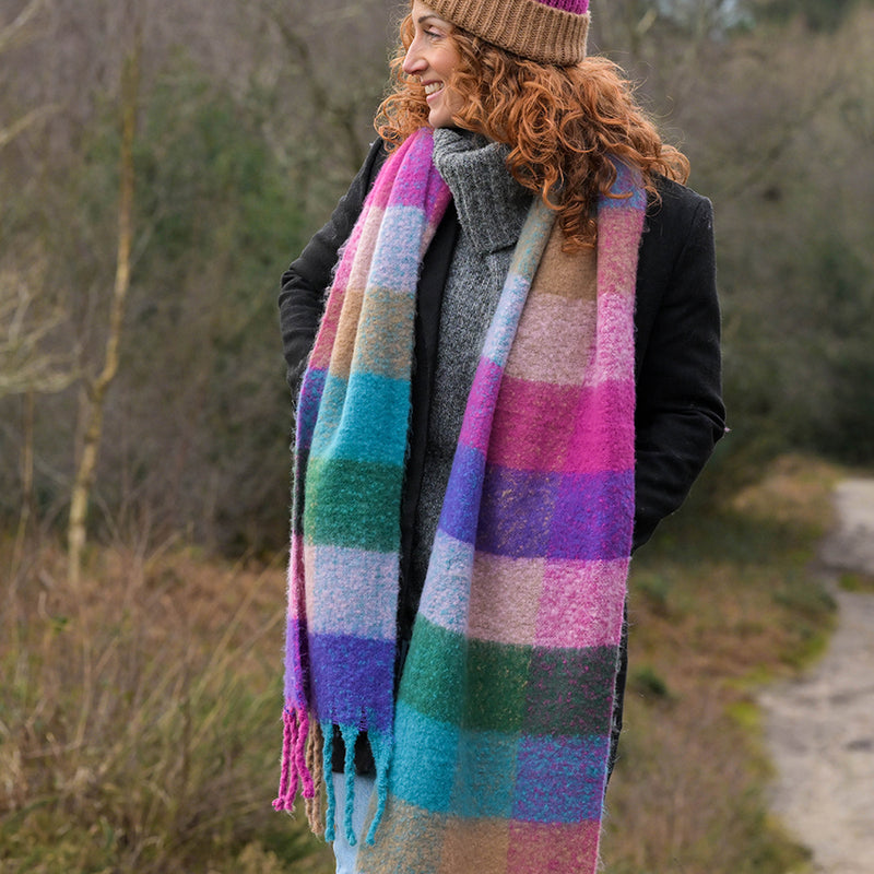 Sgarff Siec Fflwfflyd | Fluffy Check Scarf - Rust & Pink