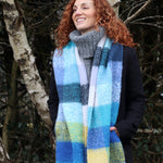 Sgarff Siec Fflwfflyd | Fluffy Check Scarf - Blue & Yellow