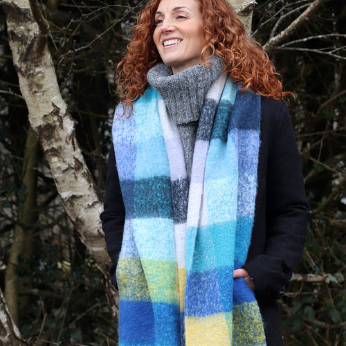 Sgarff Siec Fflwfflyd | Fluffy Check Scarf - Blue & Yellow