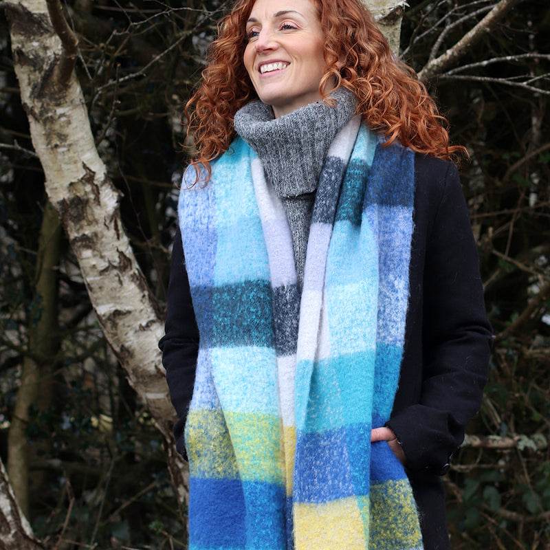 Sgarff Siec Fflwfflyd | Fluffy Check Scarf - Blue & Yellow