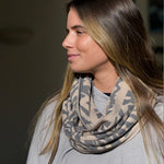 Snŵd Streip Anifail Llwyd | Grey Animal Stripe Snood