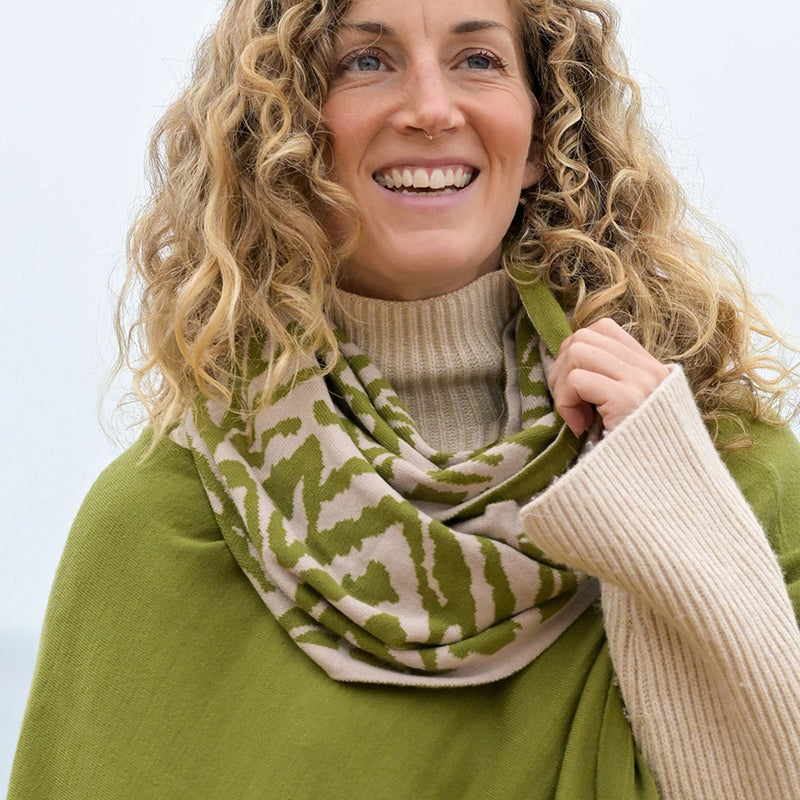 Snŵd Streip Anifail Gwyrdd | Green Animal Stripe Snood