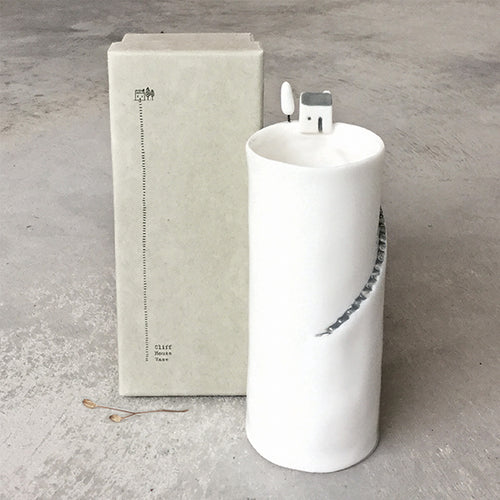 Ffiol Borslen | East of India Porcelain Vase - Cliff House, Large