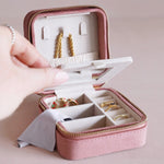 Cas Gemwaith Teithio Melfed - Pinc | Square Velvet Travel Jewellery Case - Rose Pink