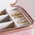 Cas Gemwaith Teithio Melfed - Pinc | Square Velvet Travel Jewellery Case - Rose Pink