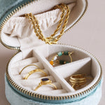 Cas Gemwaith Teithio Melfed - Mintys | Round Velvet Travel Jewellery Case - Mint Green