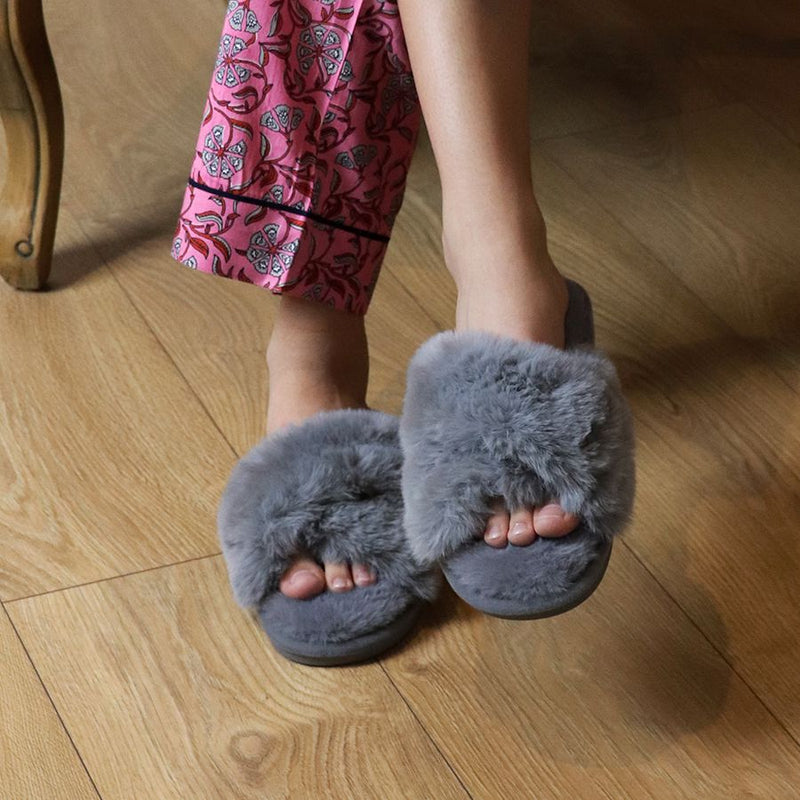 Sliperi Ffwr Ffug Llwyd  - Canolig / Mawr | Soft Grey Fluffy Faux Fur Slippers - MEDIUM / LARGE