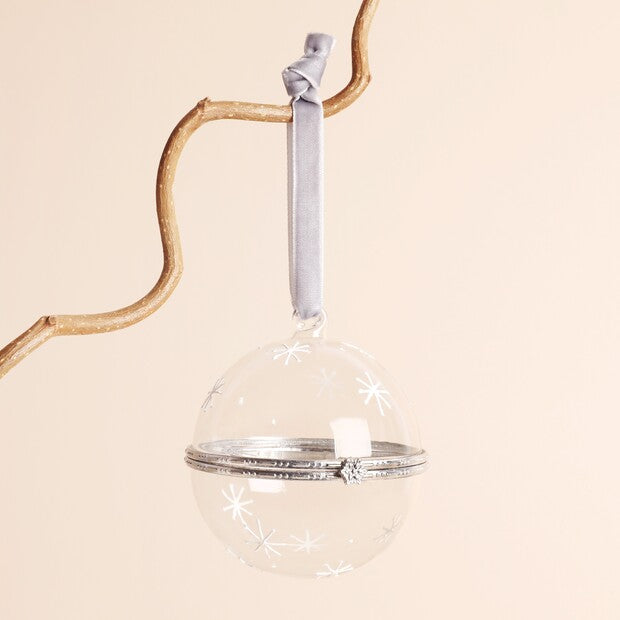Addurn Agoriad Cyfrinachol Plu Eira Arian | Silver Snowflake Secret Opening Bauble