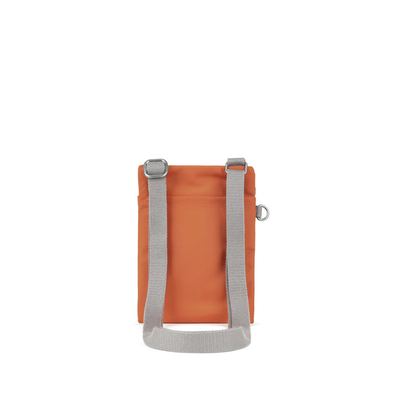 Bag Ffôn Chelsea Roka | ROKA Chelsea Phone Bag - Rooibos (Sustainable Nylon)