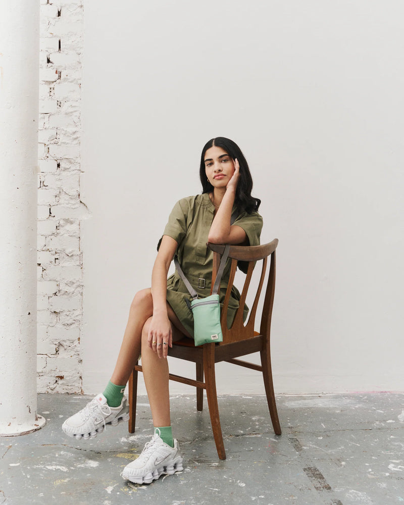 Bag Ffôn Chelsea Roka | ROKA Chelsea Phone Bag - Matcha (Sustainable Nylon)