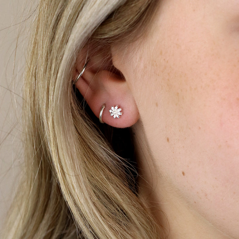 Clustdlysau Styd Arian | Sterling Silver Stud Earrings - Little Flower with Pearl