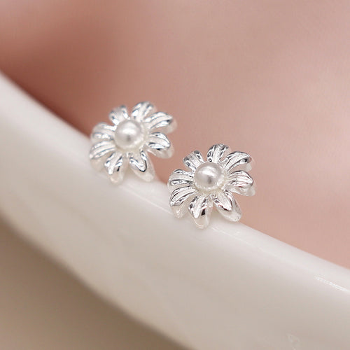 Clustdlysau Styd Arian | Sterling Silver Stud Earrings - Little Flower with Pearl