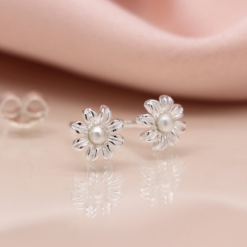 Clustdlysau Styd Arian | Sterling Silver Stud Earrings - Little Flower with Pearl