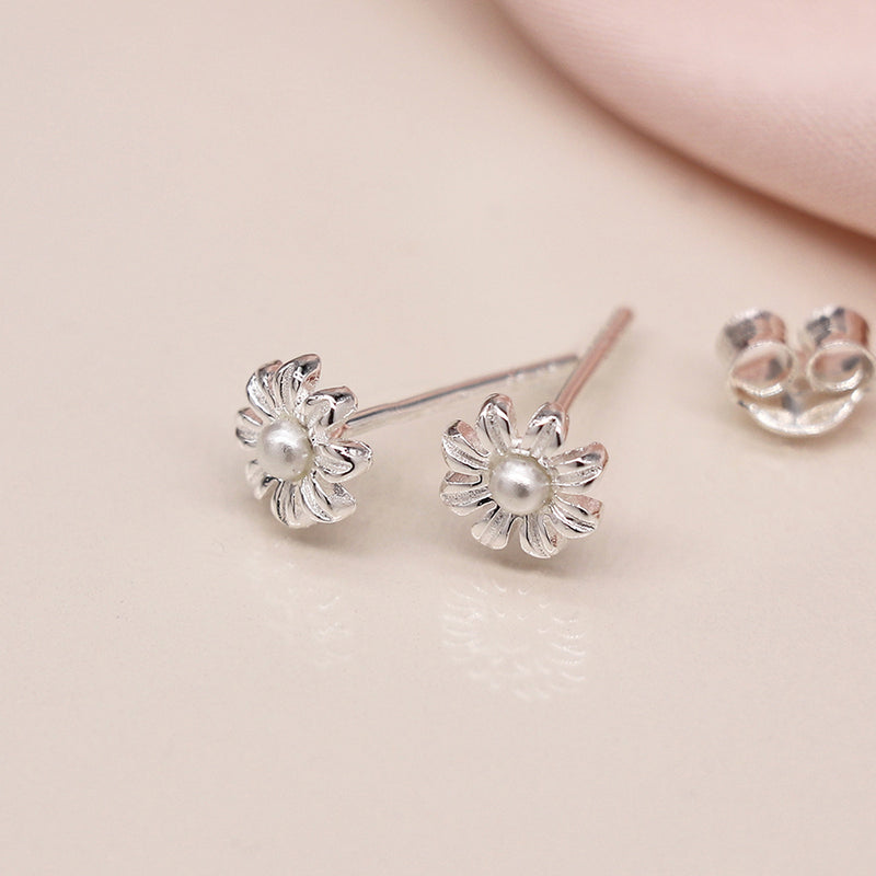 Clustdlysau Styd Arian | Sterling Silver Stud Earrings - Little Flower with Pearl
