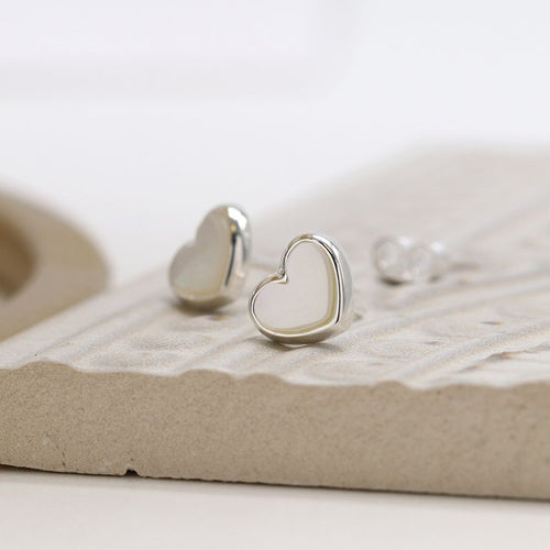 Clustdlysau Arian | Sterling Silver Pearl Heart Stud Earrings