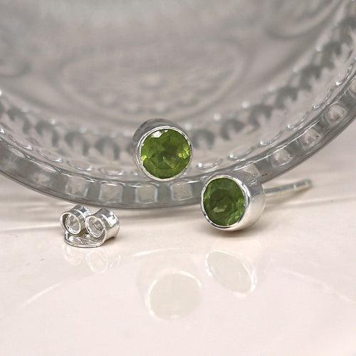 Clustdlysau Arian | Sterling Silver Round Stud Earrings - Faceted Peridot