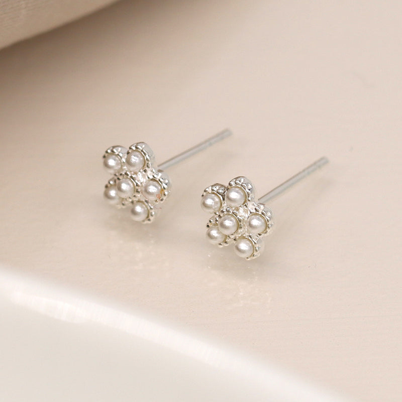 Clustdlysau Styd Arian | Sterling Silver Studs - Faux Pearl Flower