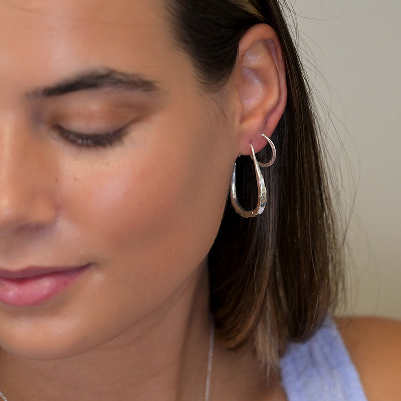 Clustdlysau Arian | Sterling Silver Earrings - Little Hammered Hoop