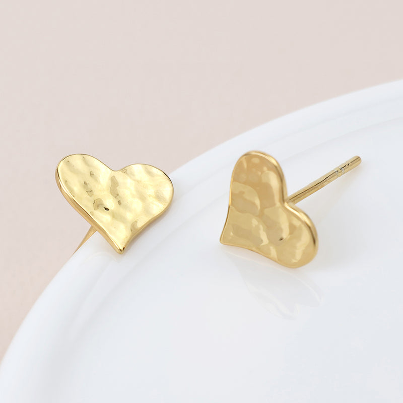 Clustdlysau Styd Arian | Gold Plated Sterling Silver Studs - Hammered Heart