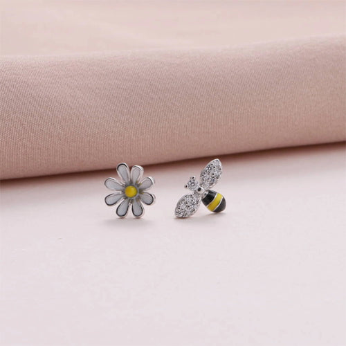 Clustdlysau Styd Gwenyn a Blodyn - Arian | Bee & Flower Stud Earrings - Silver
