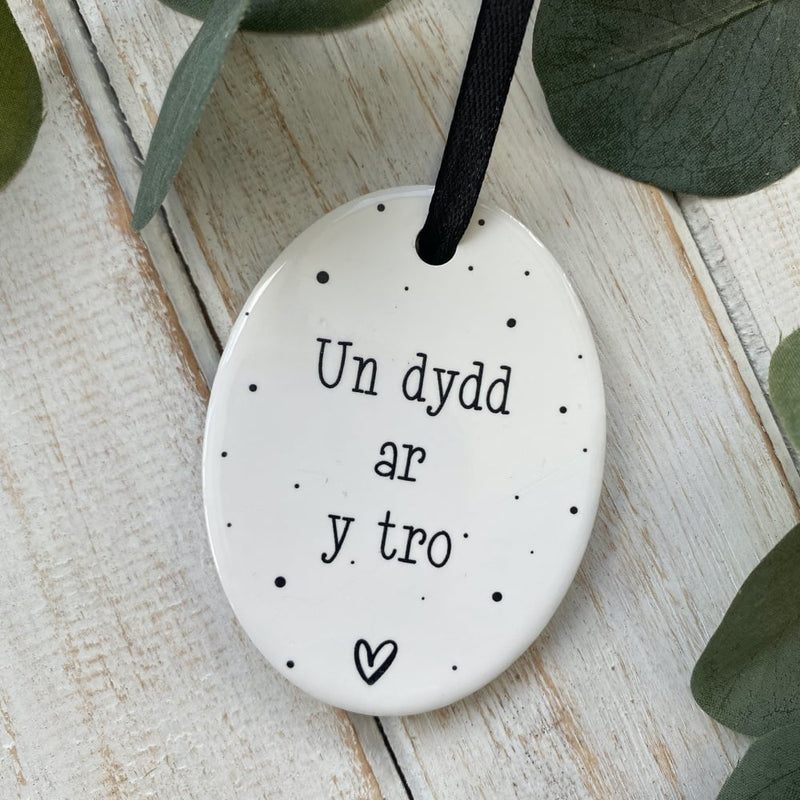Addurn Serameg - Un Dydd ar y Tros | Seramic Hanging - One Day at a Time