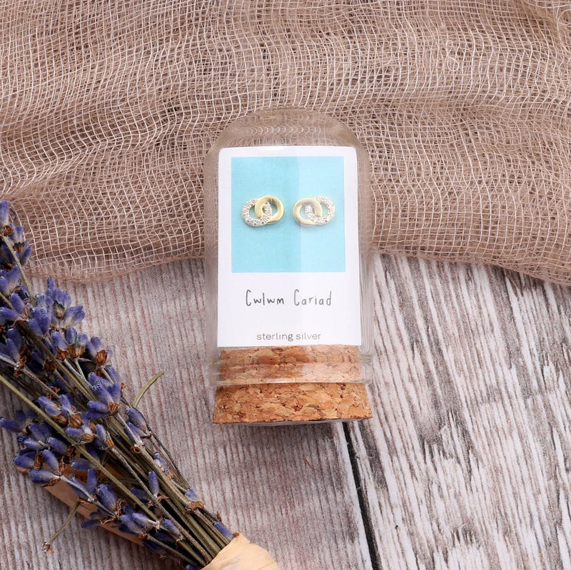 Clustdlysau Styd Cwlwm - Cwlwm Cariad | Love Knot Stud Earrings - Gold