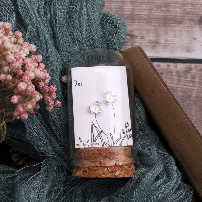 Clustdlysau Styd Blodau - Del | Flower Stud Earrings - Silver