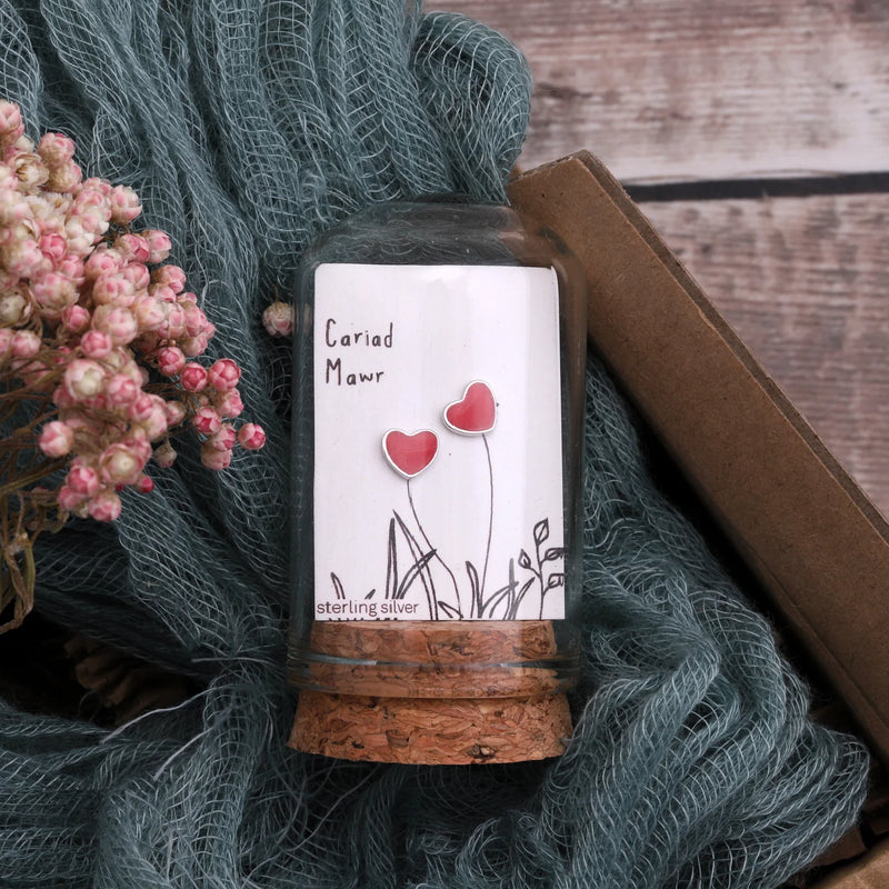 Clustdlysau Styd Calon Coch - Cariad Mawr | Red Heart Stud Earrings - Silver