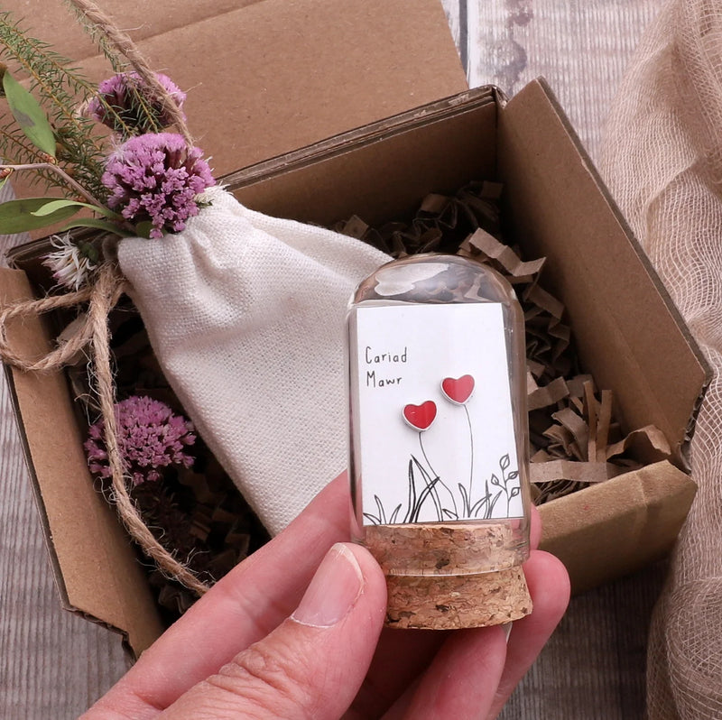Clustdlysau Styd Calon Coch - Cariad Mawr | Red Heart Stud Earrings - Silver