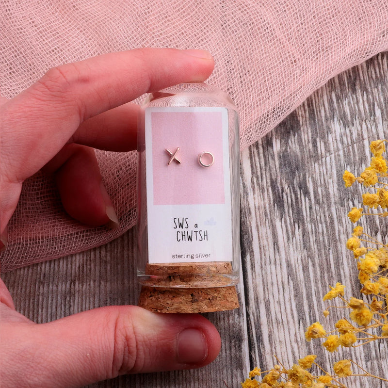 Clustdlysau Styd Swsus - Sws a Chwtsh | Kisses Stud Earrings - Rose Gold
