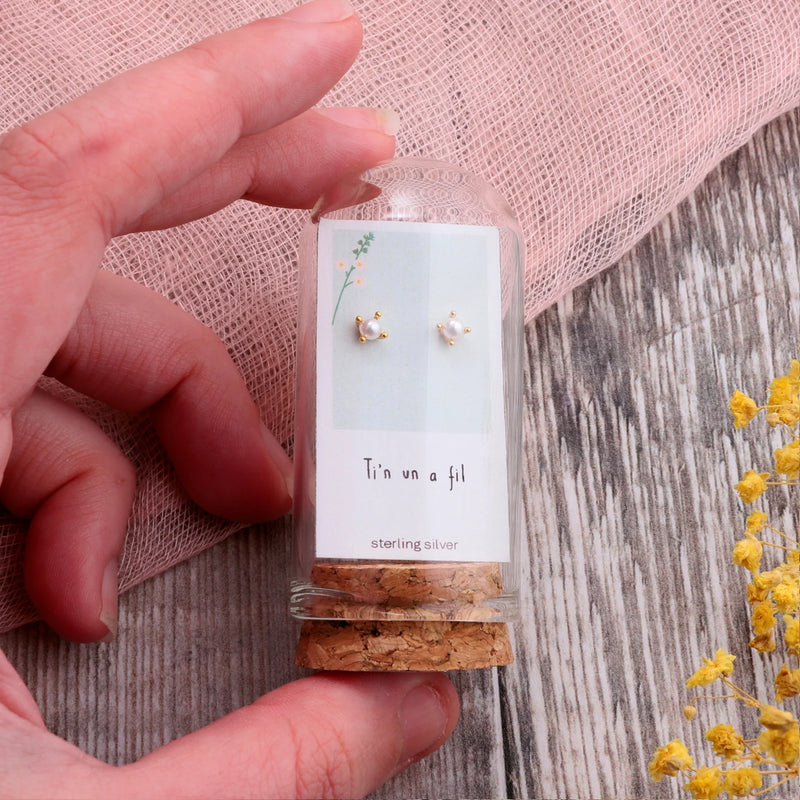 Clustdlysau Perl - Ti'n Un o Fil | Pearl & Gold Stud Earrings - One in a Million