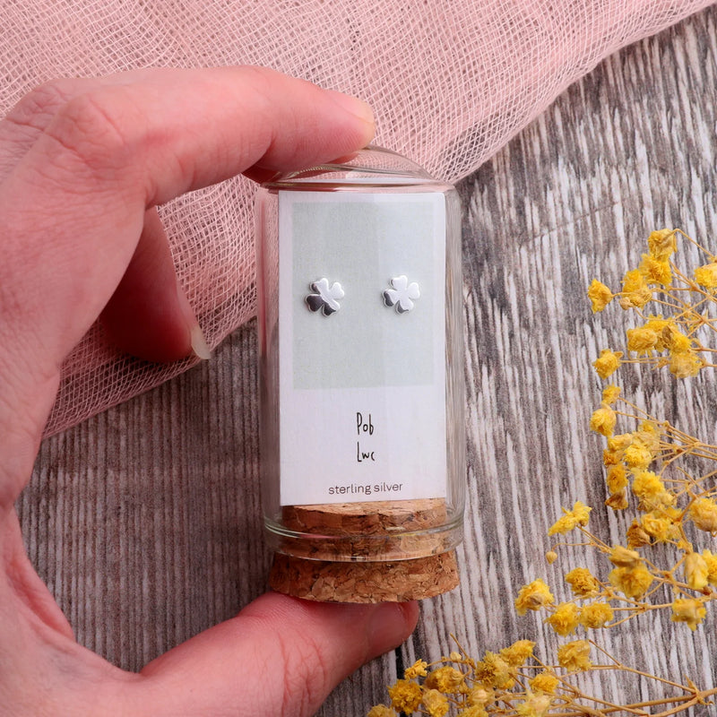 Clustdlysau Styd Meillion - Pob Lwc | Clover Stud Earrings - Silver