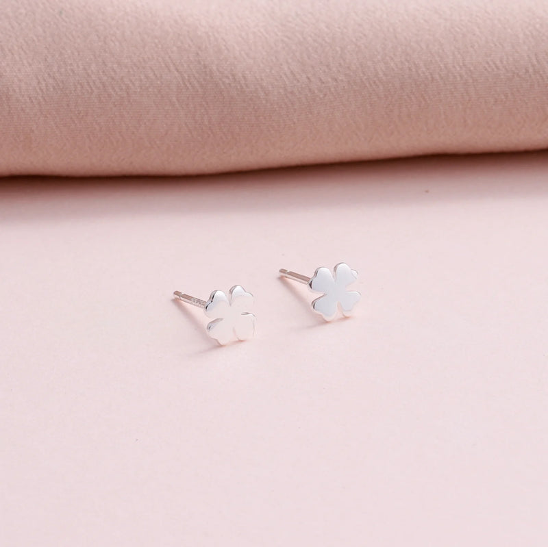 Clustdlysau Styd Meillion - Pob Lwc | Clover Stud Earrings - Silver