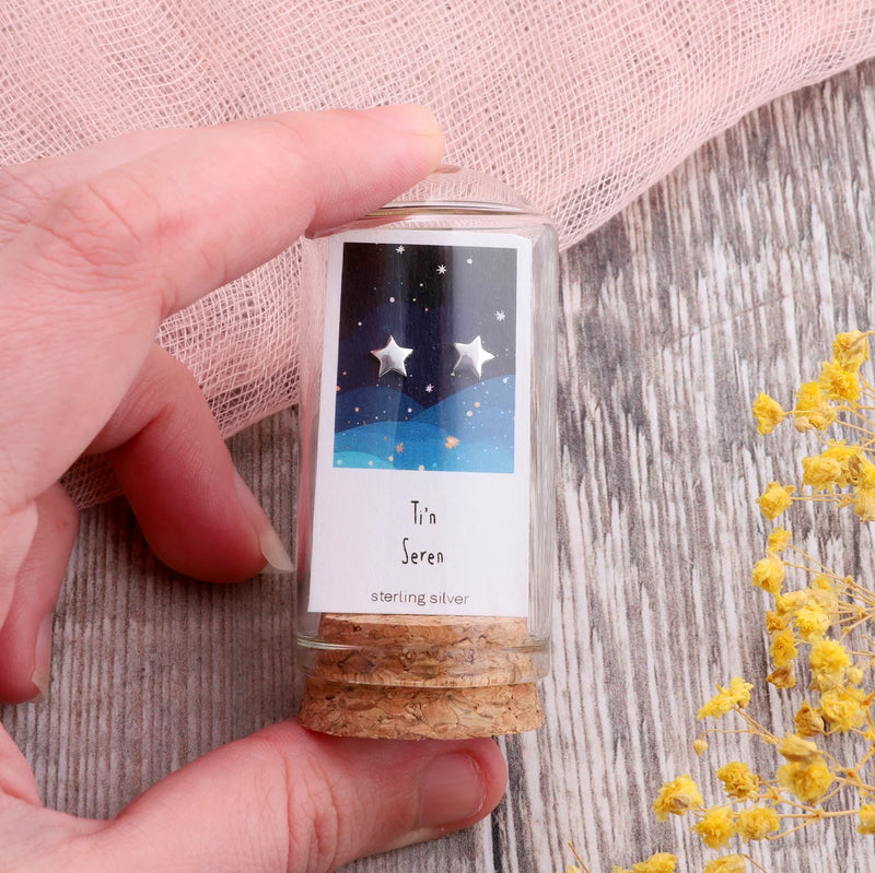 Clustdlysau Styd Seren - Ti'n Seren | Star Stud Earrings - Silver