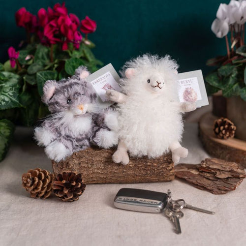 Cylch Goriadau Wendale | Wrendale Plush Keyring - 'Esmerelda' Cat