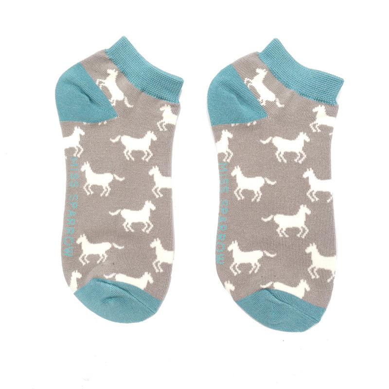 Sanau Treinyrs - Ceffylau | Miss Sparrow Trainer Socks - Horses Light Grey