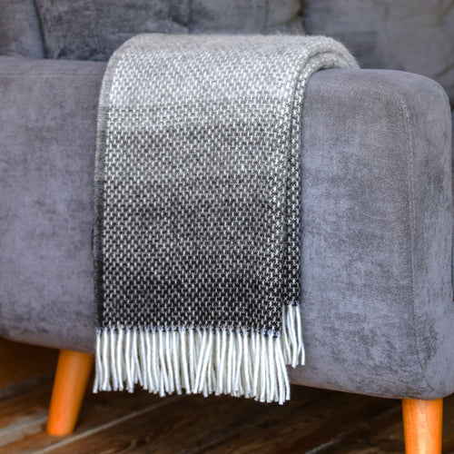 Carthen Wlân Cymreig - Carreg | Welsh Wool Blanket - Ombré Pebble